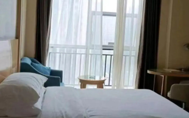 Vienna Hotel (Chongqing West Railway Station Baguocheng)