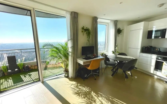 Stylish 1-Bedroom Apt with Stunning London Views