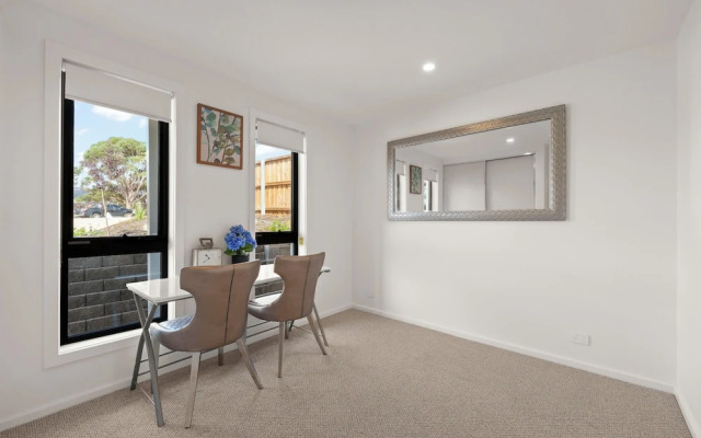 Gorgeous 4 Bedroom House - Blackmans Bay