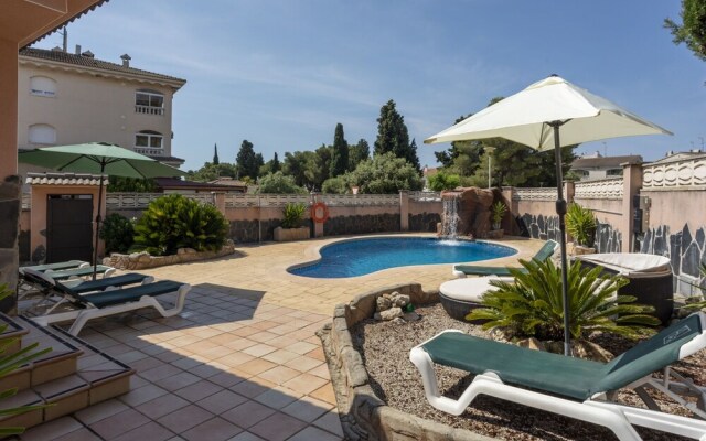 Premium Holiday Home in El Vendrell with Swimming Pool