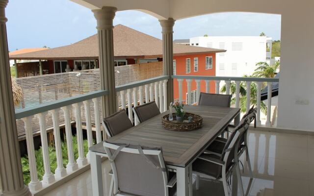 Modern Villa in Jan Thiel with Hot Tub