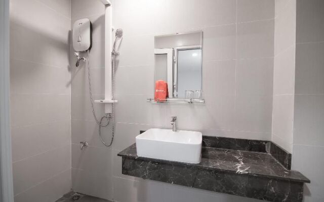 RedDoorz Premium near E-Town 3