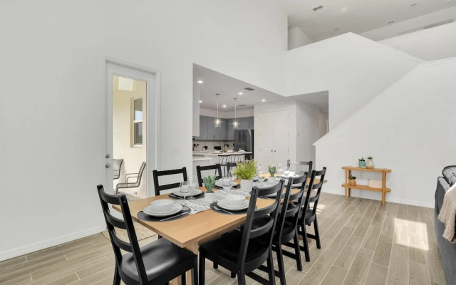 Upstay - Spacious Lakefront Home Near Disney