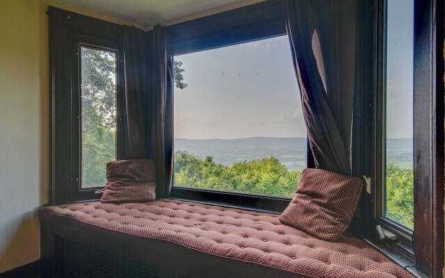 Hot Tub & Mtn Views: Expansive Hazleton Retreat