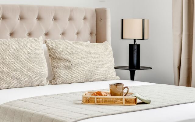Sanders Premier - Nice 2 bdr apt With Balcony