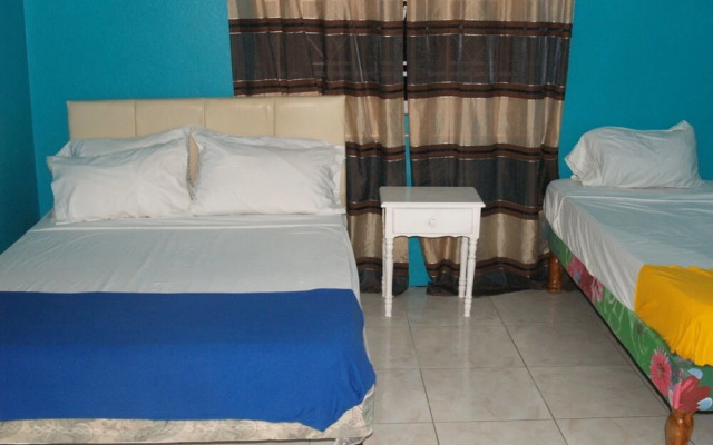 9 bed Villa Montego 10 Minute Walk to the Beach