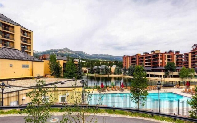 Spacious 4 Bedroom Vacation Rental in Convenient Location with Scenic Views, Pool, Hot Tub