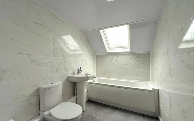Spacious 6BR Property with Parking