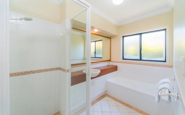 Oceania Cottage 29 – Bathroom – Yamba
