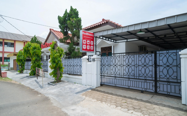 RedDoorz Near Bundaran Ciceri
