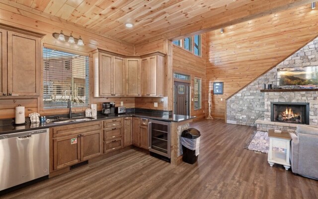 Smokey Treats 5 Bedroom Cabin by RedAwning