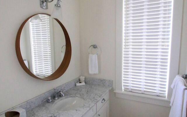 The Sandpiper Inn & Cottages
