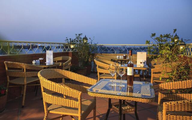 Lucky 3 Hotel & Travel