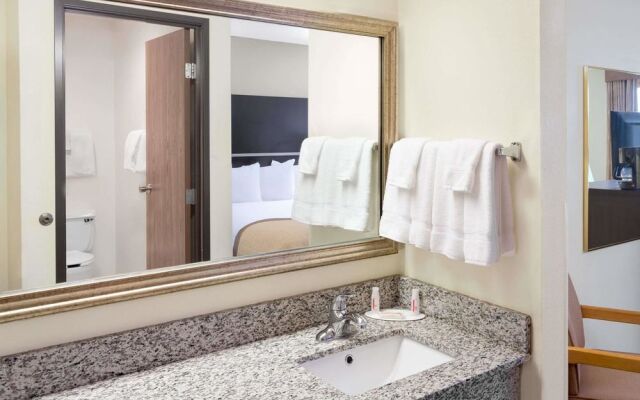 Baymont Inn and Suites Green Bay