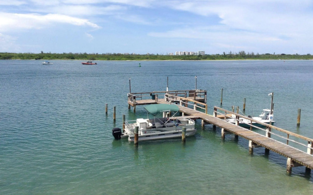 Dockside Inn & Resort
