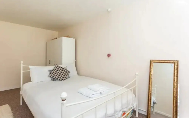 Homely 2 Bedroom House in Kennington With Garden