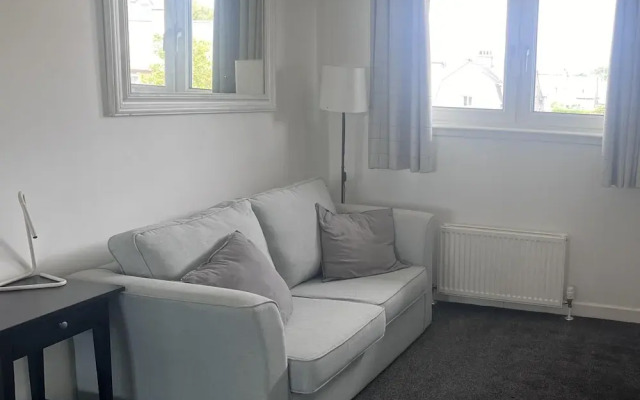 2 Bed Flat - Sleeps 4 - Pets - Parking - Wifi