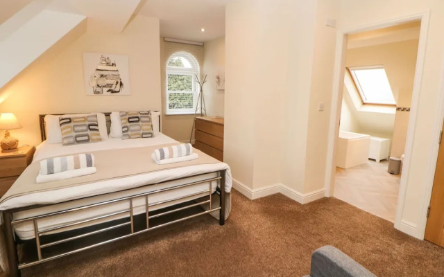 1 Knowleston House