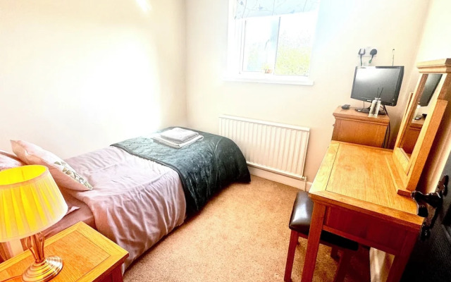 Peveril House, Spacious Eco-friendly Holiday Home