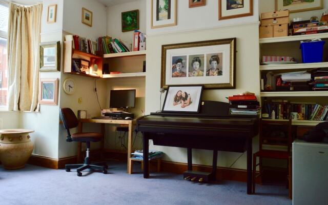 2 Bedroom House in Popular Bristol Neighbourhood