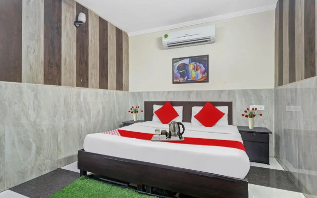 Oyo Flagship 92975 Hotel Small Town