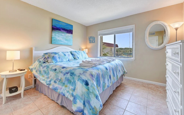 Ocean & Racquet 2303 by Vtrips