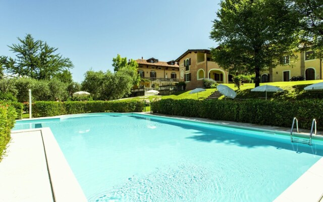 Cozy Holiday Home In Manerba del Garda With Pool