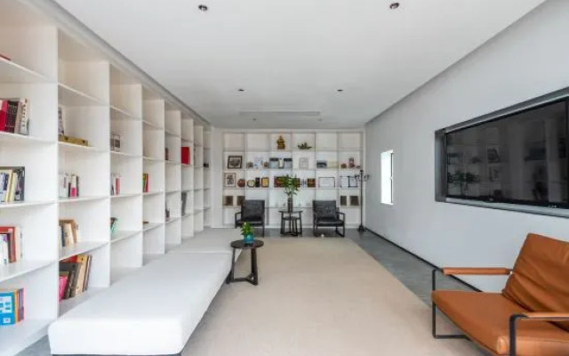 Jinghu Greater Bay Area Renwen Hotel