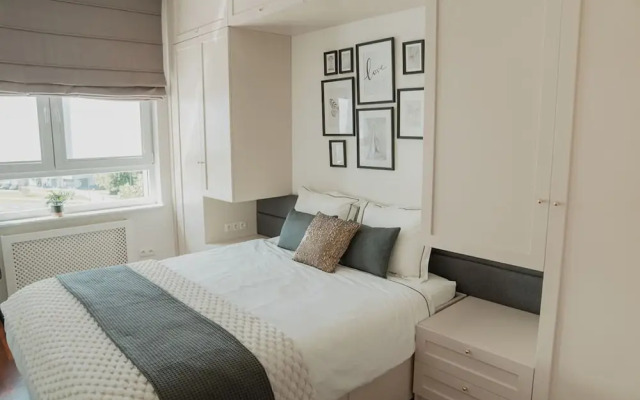 Chic Metro-side Apartment