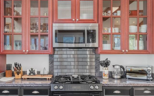 Lazy Bear Lodge 3 Bedroom Home by NW Comfy Cabins by RedAwning