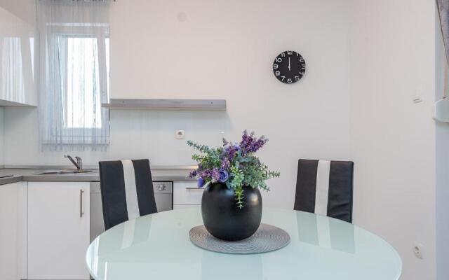 Star 5 modern & centrally ap for 4