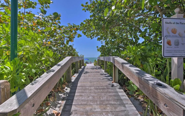 Naples Condo w/ Pool - Walk to Dining & Beach