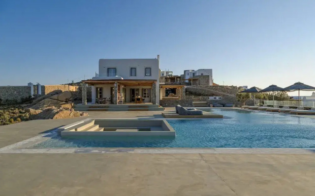 Villa With Resort Style Pool