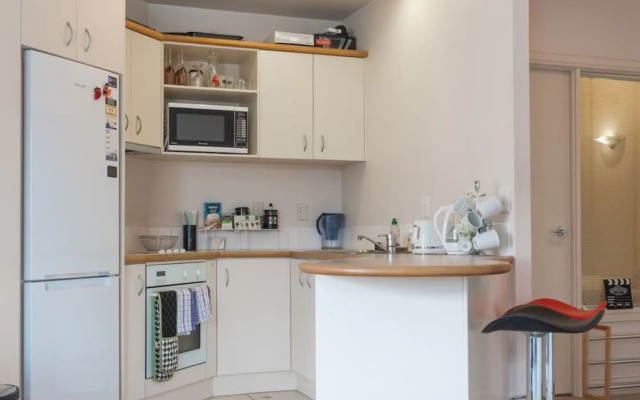 Cosy 2 Bedroom CBD Apartment With Balcony