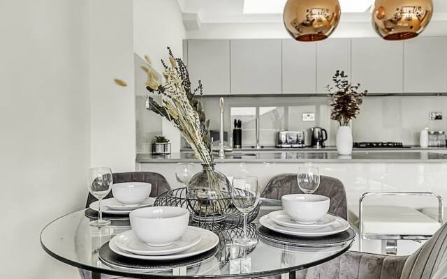 Beautiful Abode In Brentford