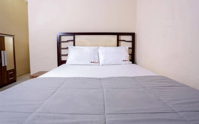 RedDoorz near Metro Indah Mall