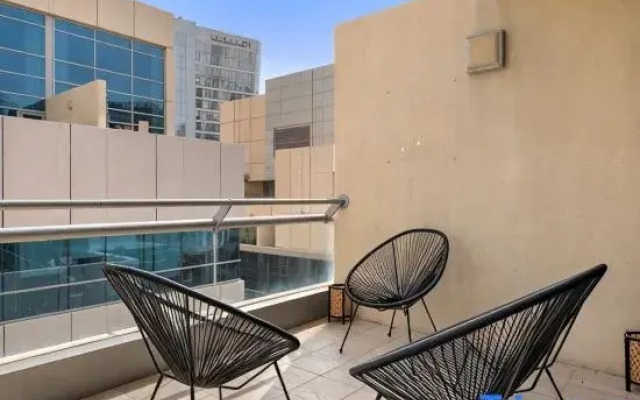 1BR + Extra Room w/ Terrace | Bay Square