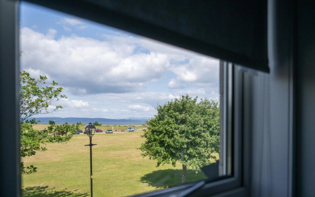 Seaview House - A Traditional Home by the Beach