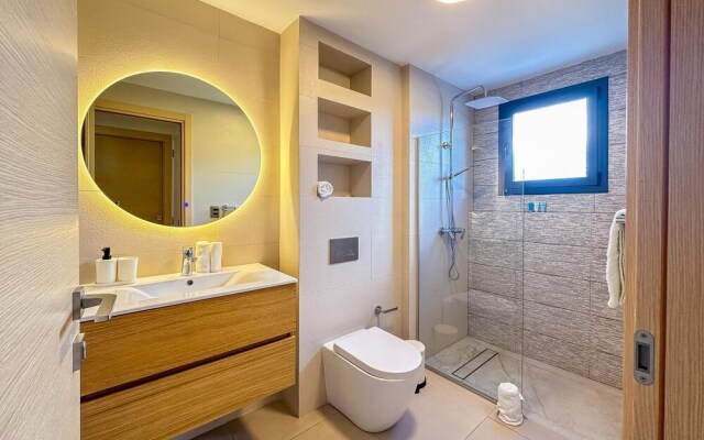 Modern Luxury Condo Close to the Beach