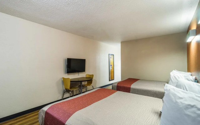 Motel 6 Libertyville, IL