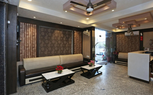 OYO Flagship 12177 Hotel Crystal Inn