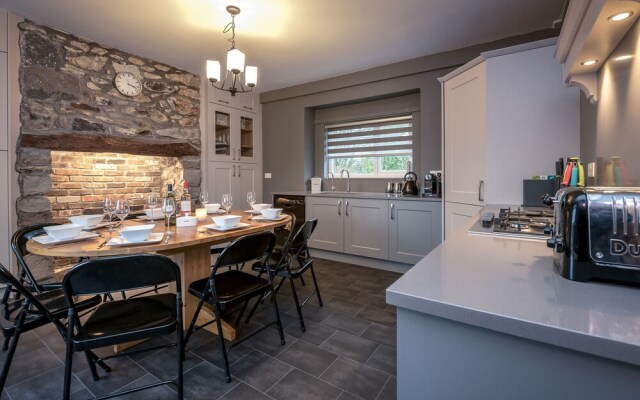 Beautiful Mansion in Botwnnog With a Private Garden