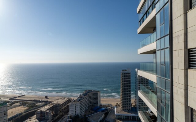 Sea-side 4 BR Apt with Gym