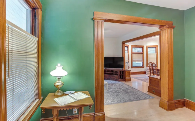 Uptown Minneapolis Home: Walk To Lakes!