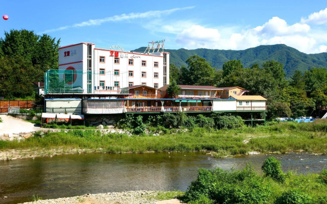 Traum Hotel & Condo