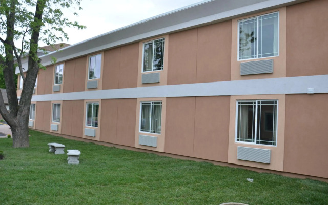 AAshram Hotel by Niagara River