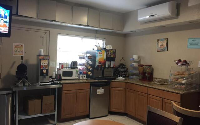 Townhouse Inn & Suites