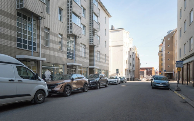 Modern 1BR Apartment with Balcony