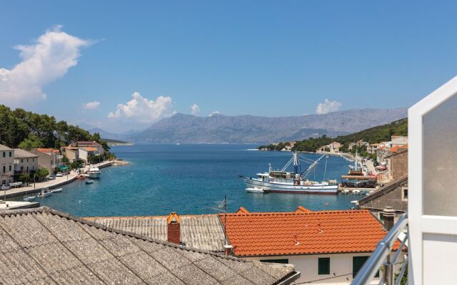 Comfy Apartment in Povlja Near Sea