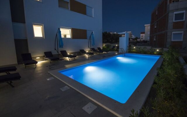 Pool Apartments & Rooms Mare